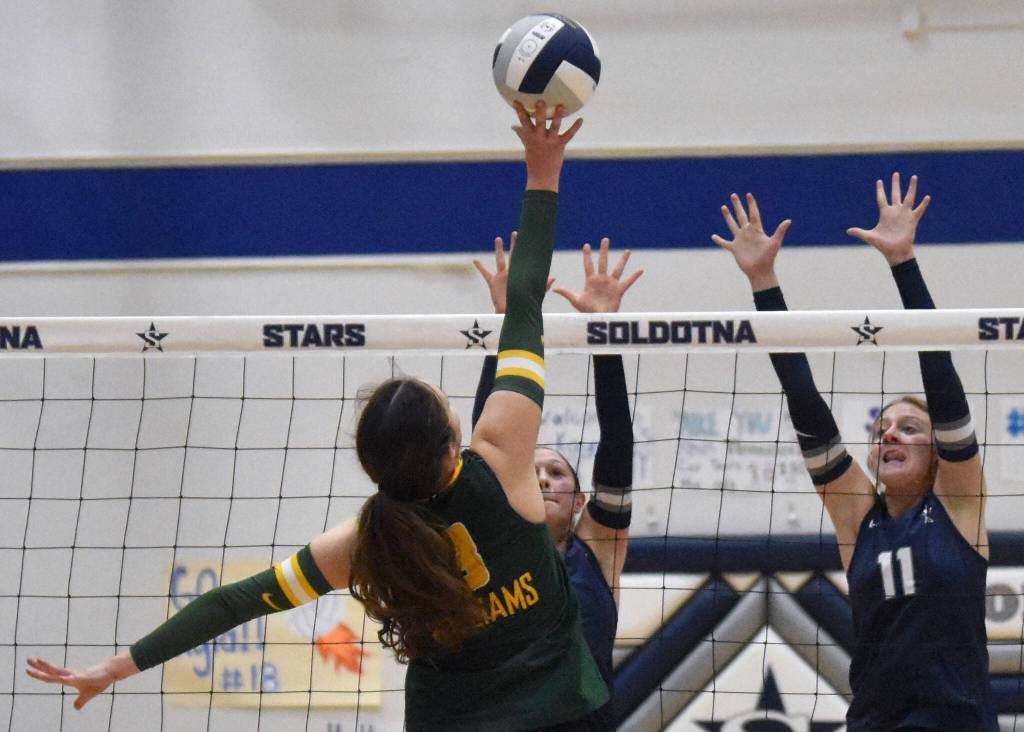 Sewards Mikinley Williams attacks against Soldotnas Teagen Kobylarz and Ashlyn Hall on Thursday, Sept. 18, 2025, at Soldotna High School in Soldotna, Alaska. (Photo by Jeff Helminiak/Peninsula Clarion)