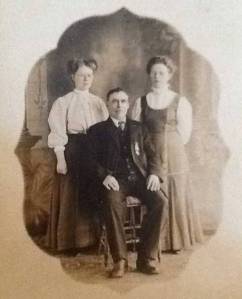 Public photo from ancestry.com
James Forrest Kalles (shown here with his daughters, Margaret and Emma) became the guardian of King David Thurmans estate in early 1915 after Thurman went missing in 1914 and was presumed dead.