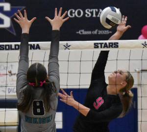 Soldotna’s Gracelyn Altobelli attacks against Nikiski’s Addison Perkins on Tuesday, Sept. 16, 2025, at Soldotna High School in Soldotna, Alaska. (Photo by Jeff Helminiak/Peninsula Clarion)